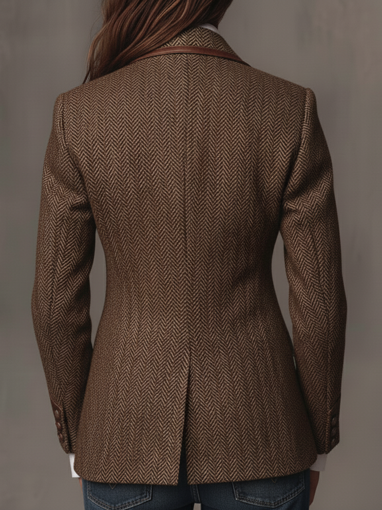 Blazer marrón de espiga, vista trasera completa con costuras y entalle en la espalda.