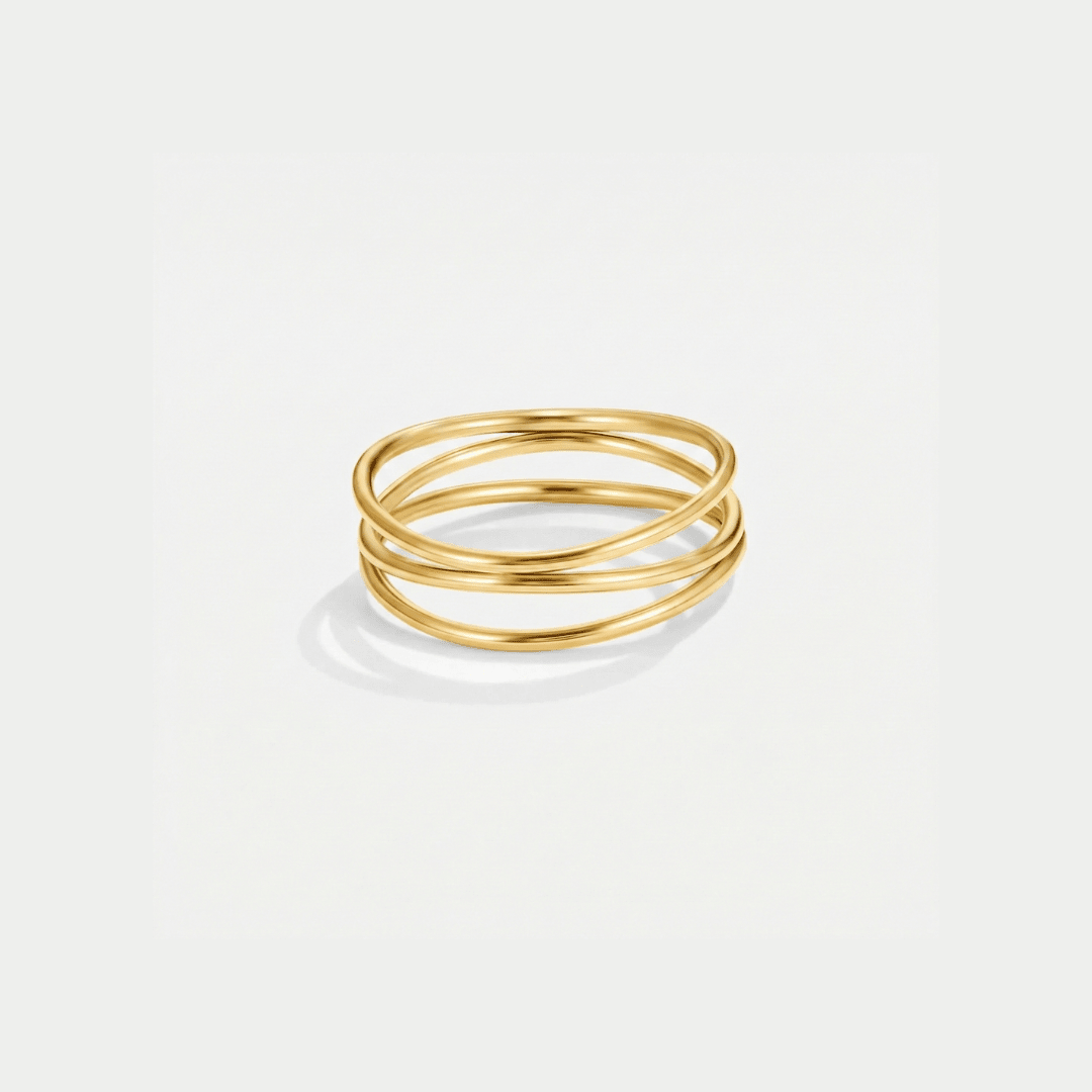 Anillo Loop dorado de triple aro, acabado liso y brillante