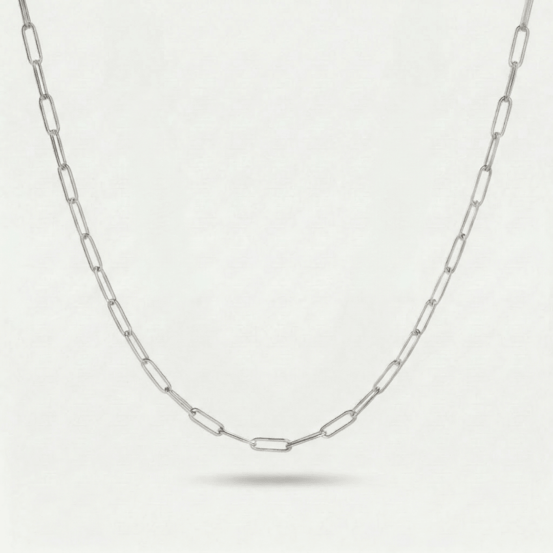 Cadena tipo clip plateada, eslabones rectangulares enlazados