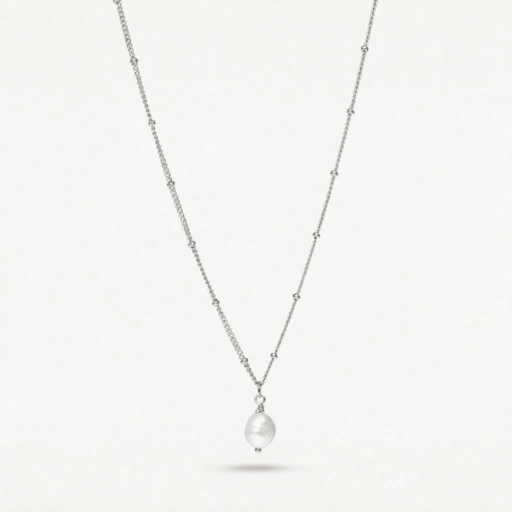 Colgante de perla barroca plateado con cadena fina y perla blanca oval