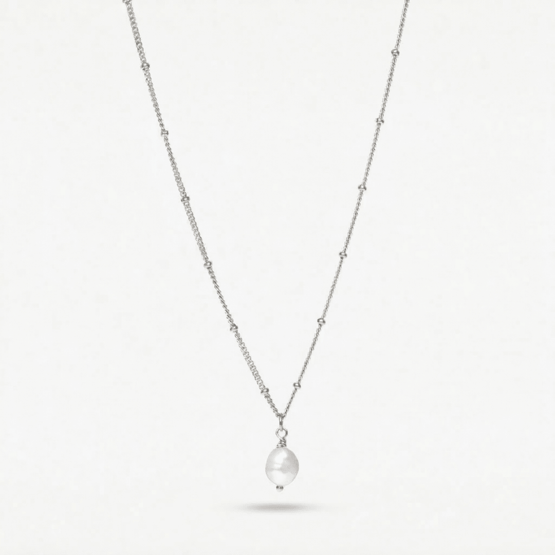 Colgante de perla barroca plateado con cadena fina y perla blanca oval