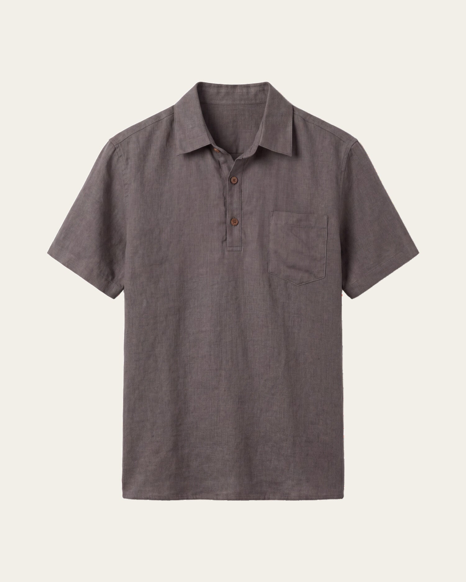 Camiseta de lino gris oscuro, diseño tipo polo con tapeta de dos botones y bolsillo frontal