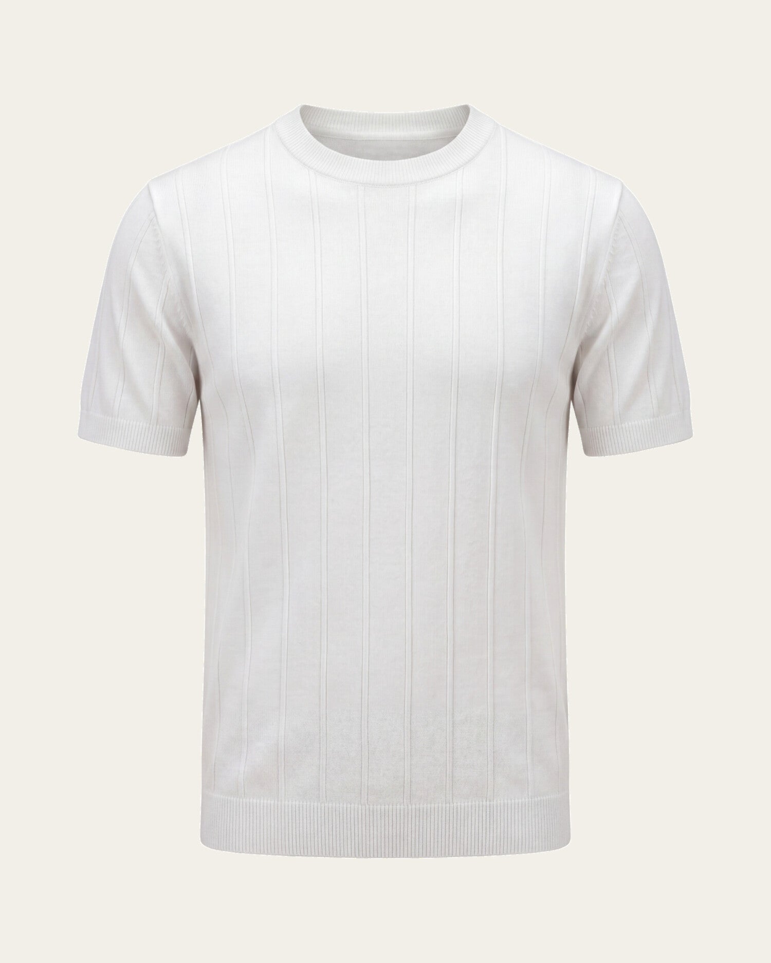 Camiseta blanca de punto con rayas verticales, cuello redondo y manga corta en plano.
