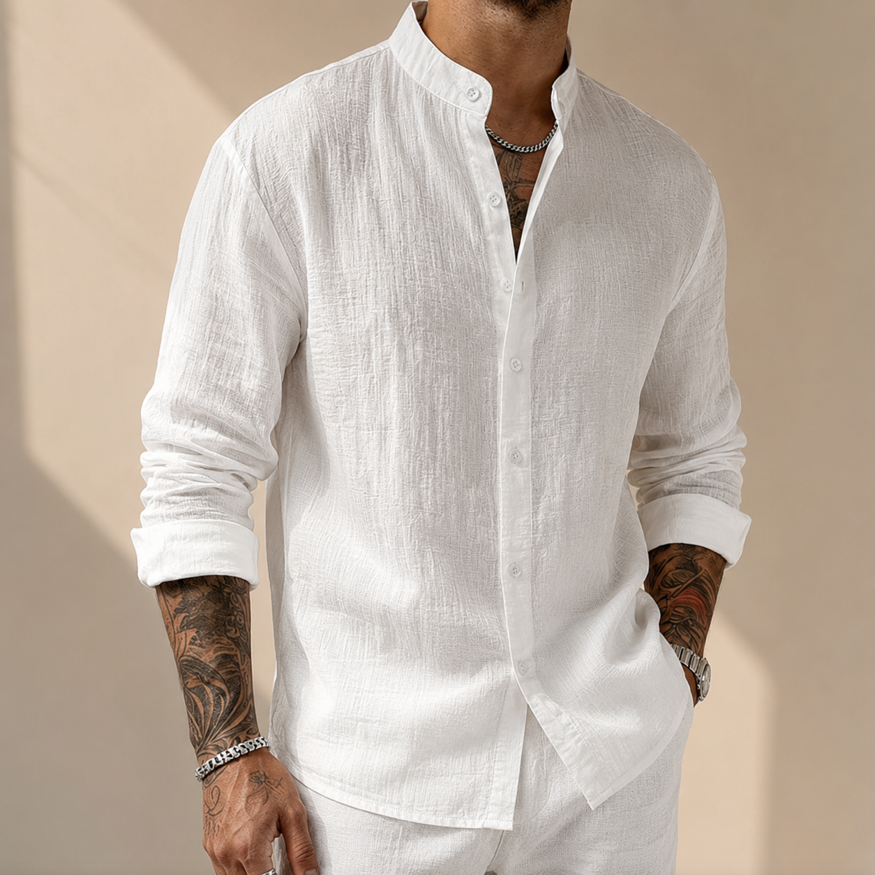 Camisa de lino blanca con botones al frente y cuello mao, manga larga.