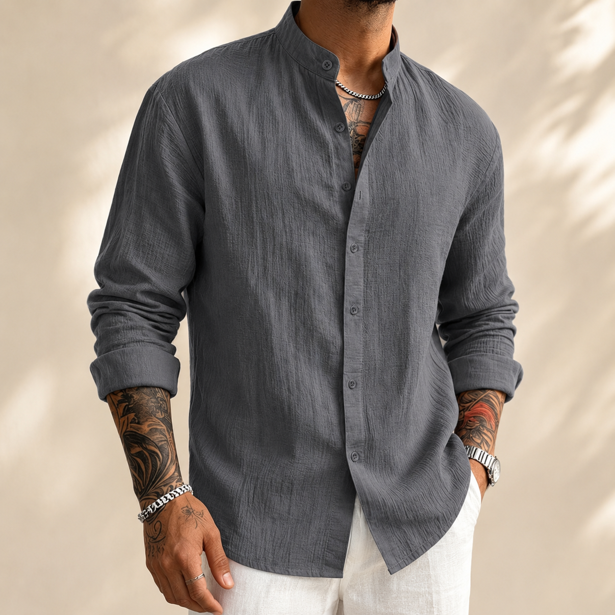 Camisa de lino gris oscuro con botones al frente y cuello mao, manga larga.