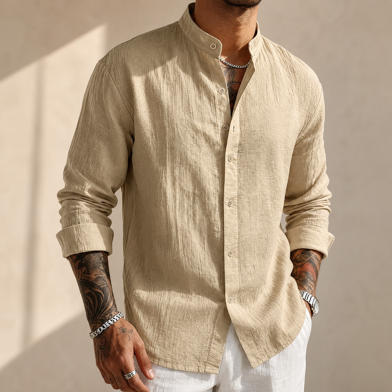 Camisa de lino beige con botones al frente y cuello mao, manga larga.