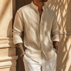 Camisa de lino beige con botones al frente y cuello mao, manga larga.