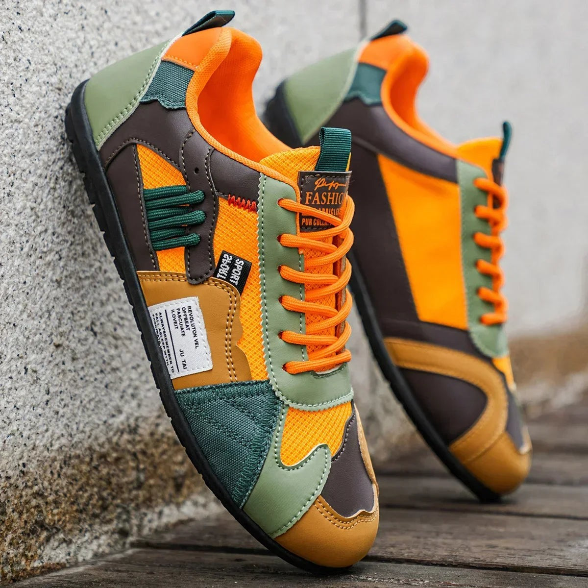 Zapatillas retro con paneles verde, naranja y gris, cierre con cordones.