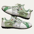 Zapatillas retro blancas con paneles verde y cordones verdes, estilo vintage.