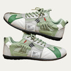 Zapatillas retro blancas con paneles verde y cordones verdes, estilo vintage.
