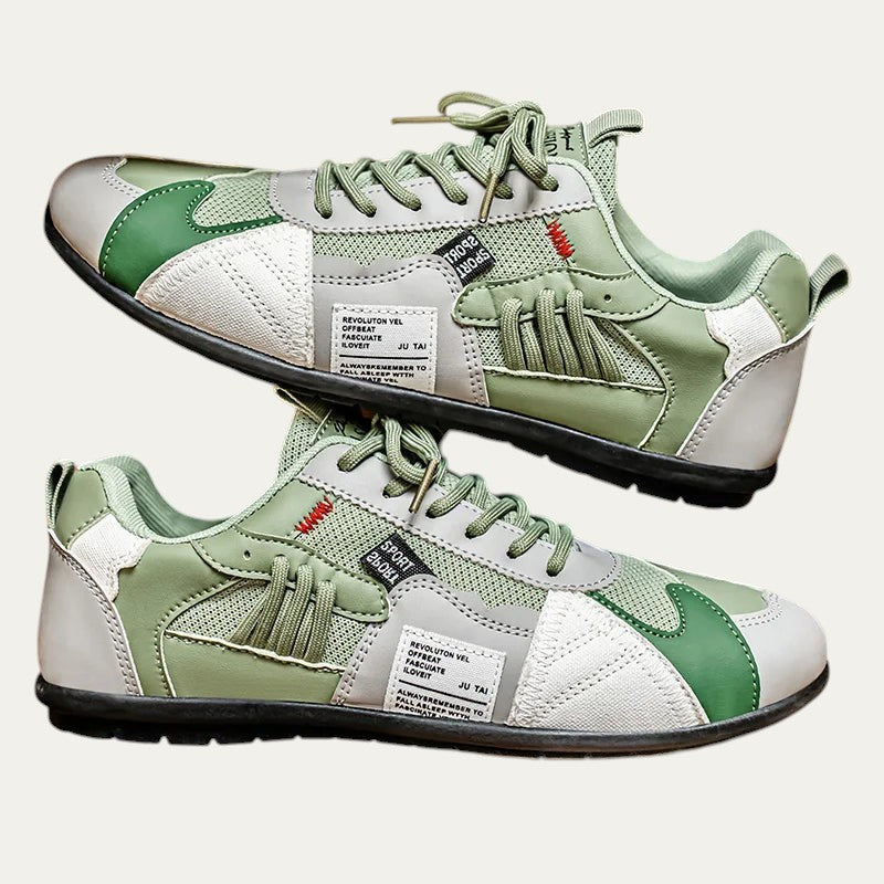 Zapatillas retro blancas con paneles verde y cordones verdes, estilo vintage.