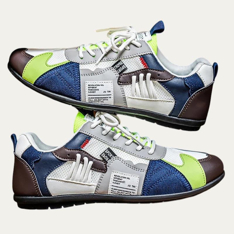 Zapatillas retro multicolor con cordones blancos, paneles azul, verde y marrón.