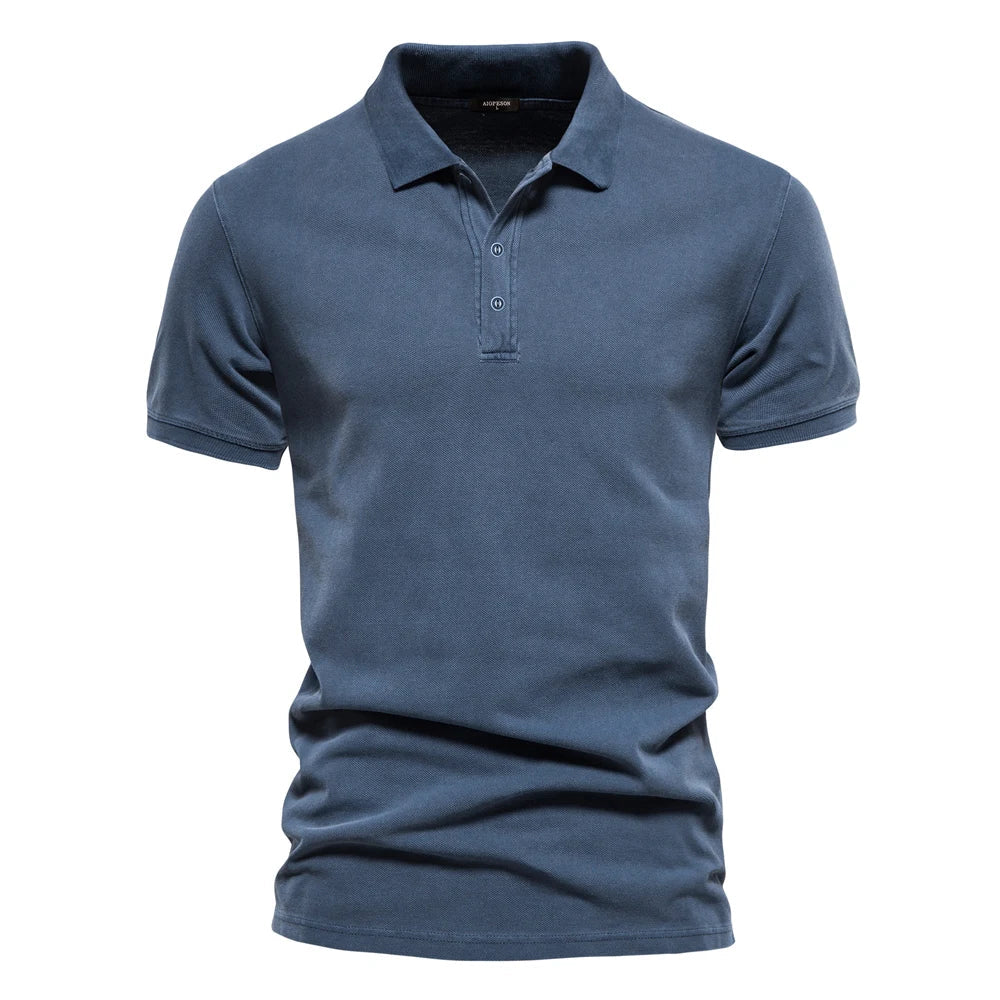 Polo de algodón azul oscuro con cuello tipo polo y tapeta de botones