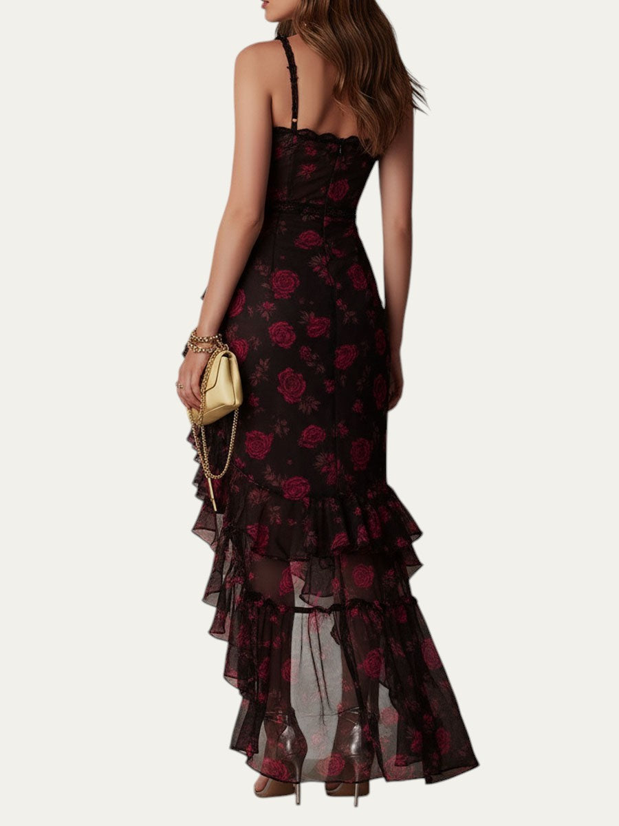 Vestido elegante negro con estampado floral rojo y volantes en capas; vista trasera.