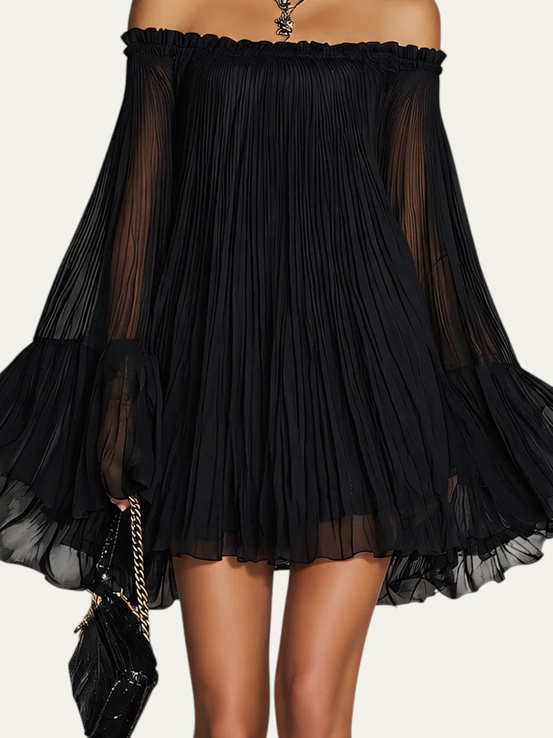 Minivestido negro con falda corta de capas y volantes, mangas transparentes