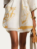 Minivestido marfil con estampado dorado y dobladillo de encaje de ganchillo