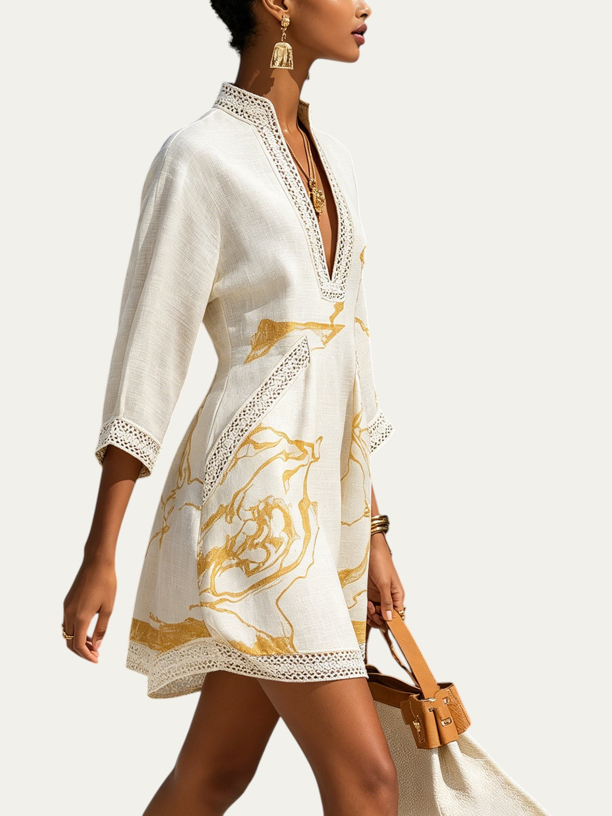 Minivestido marfil con estampado dorado y encaje de ganchillo en escote y puños