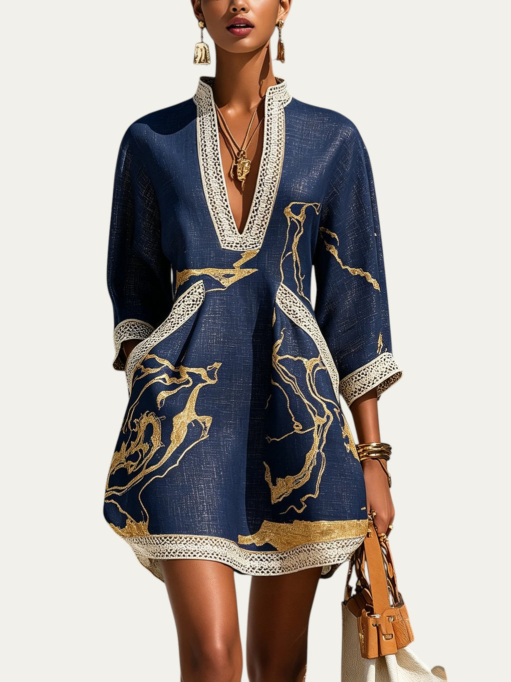 Minivestido azul marino con motivos dorados y ribete de encaje de ganchillo