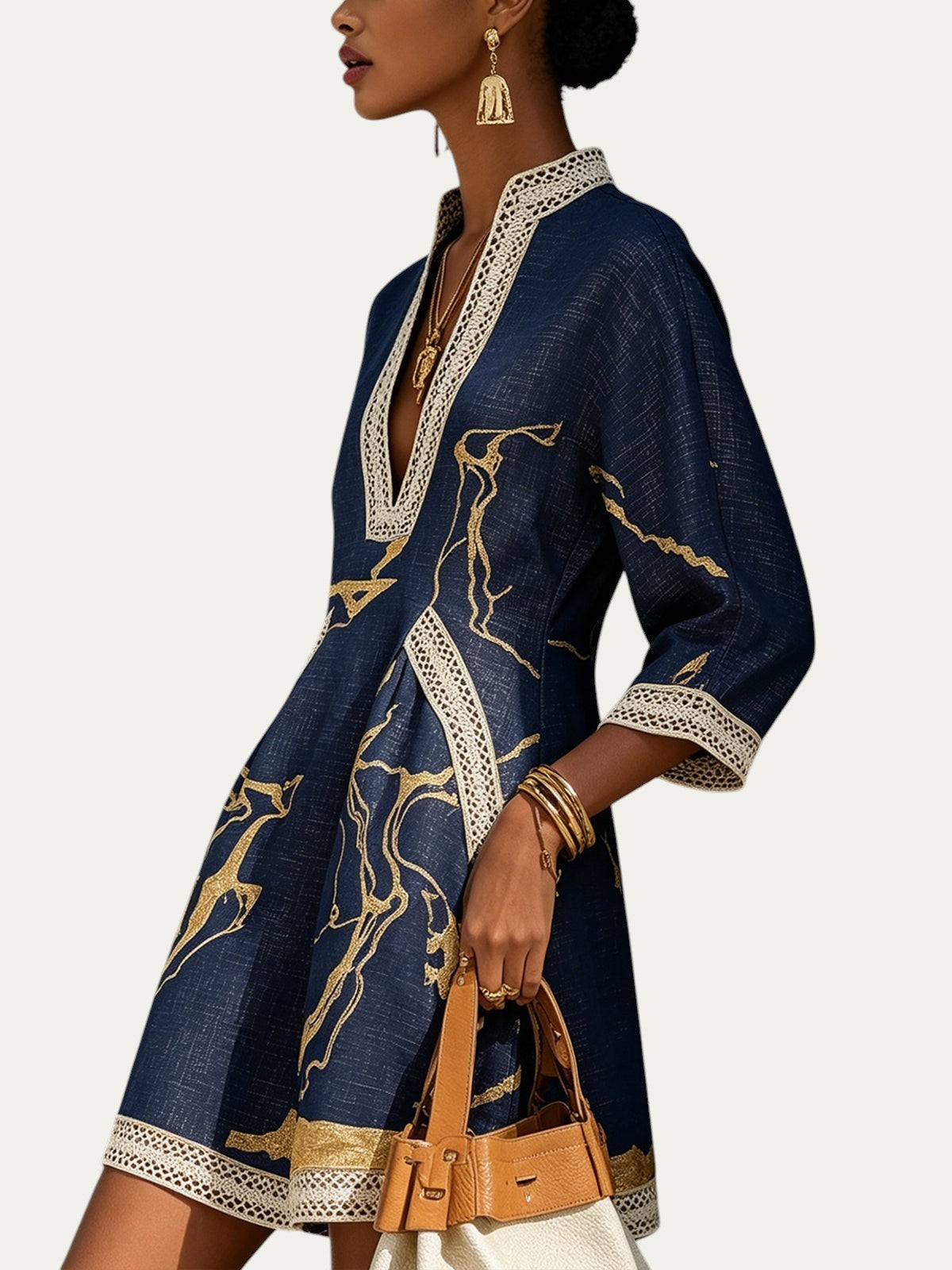 Minivestido azul marino con encaje de ganchillo en el escote y estampado dorado