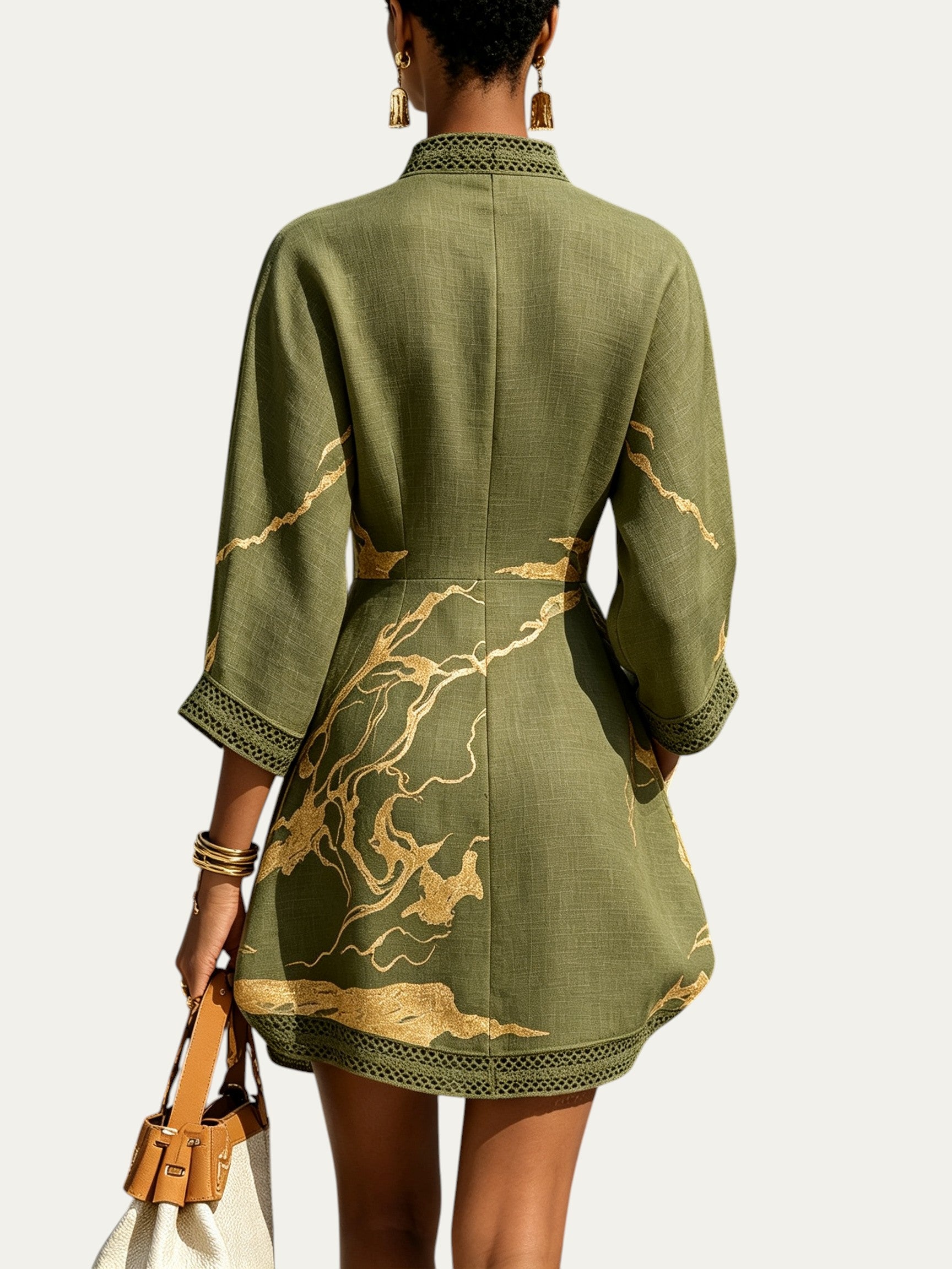 Minivestido verde oliva con estampado dorado; espalda con encaje en el bajo