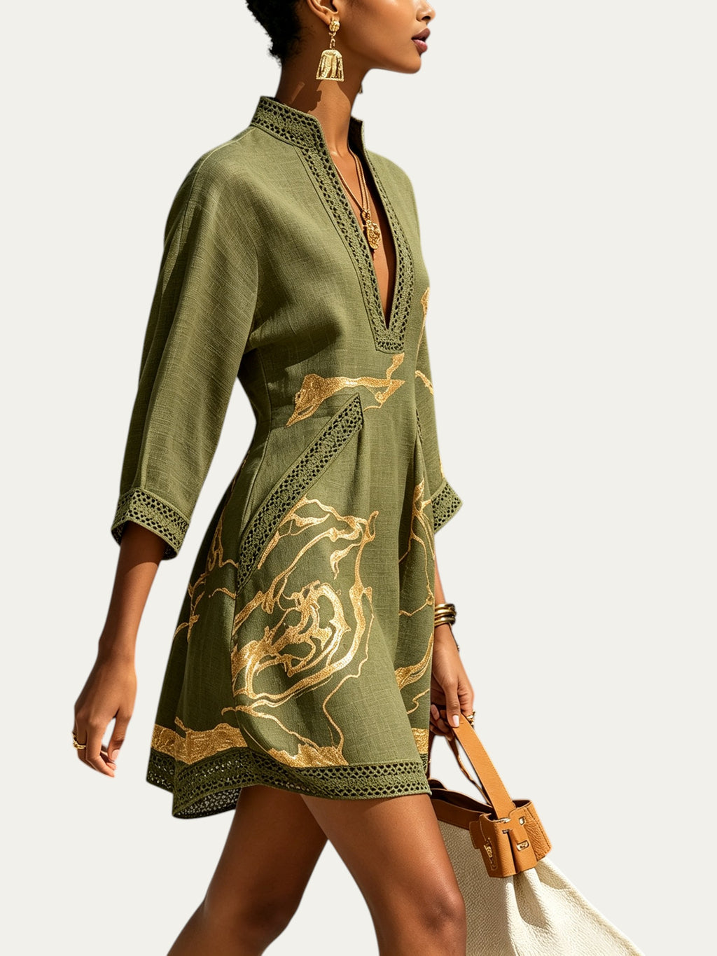 Minivestido verde oliva con estampado dorado y encaje de ganchillo en escote V
