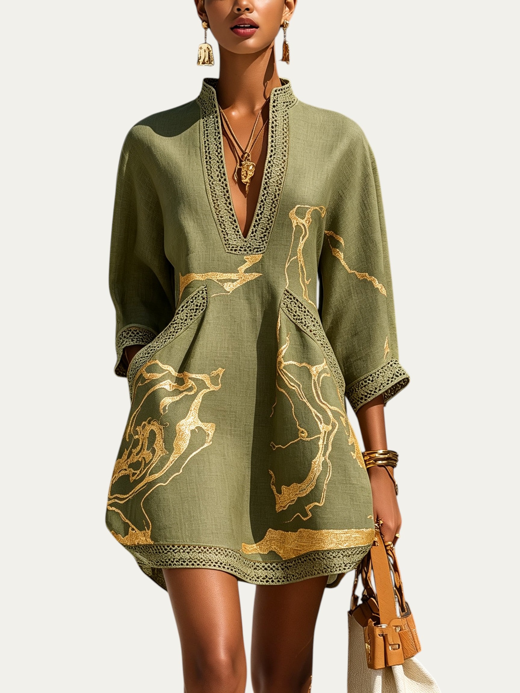 Minivestido verde oliva con estampado dorado y borde de encaje a crochet