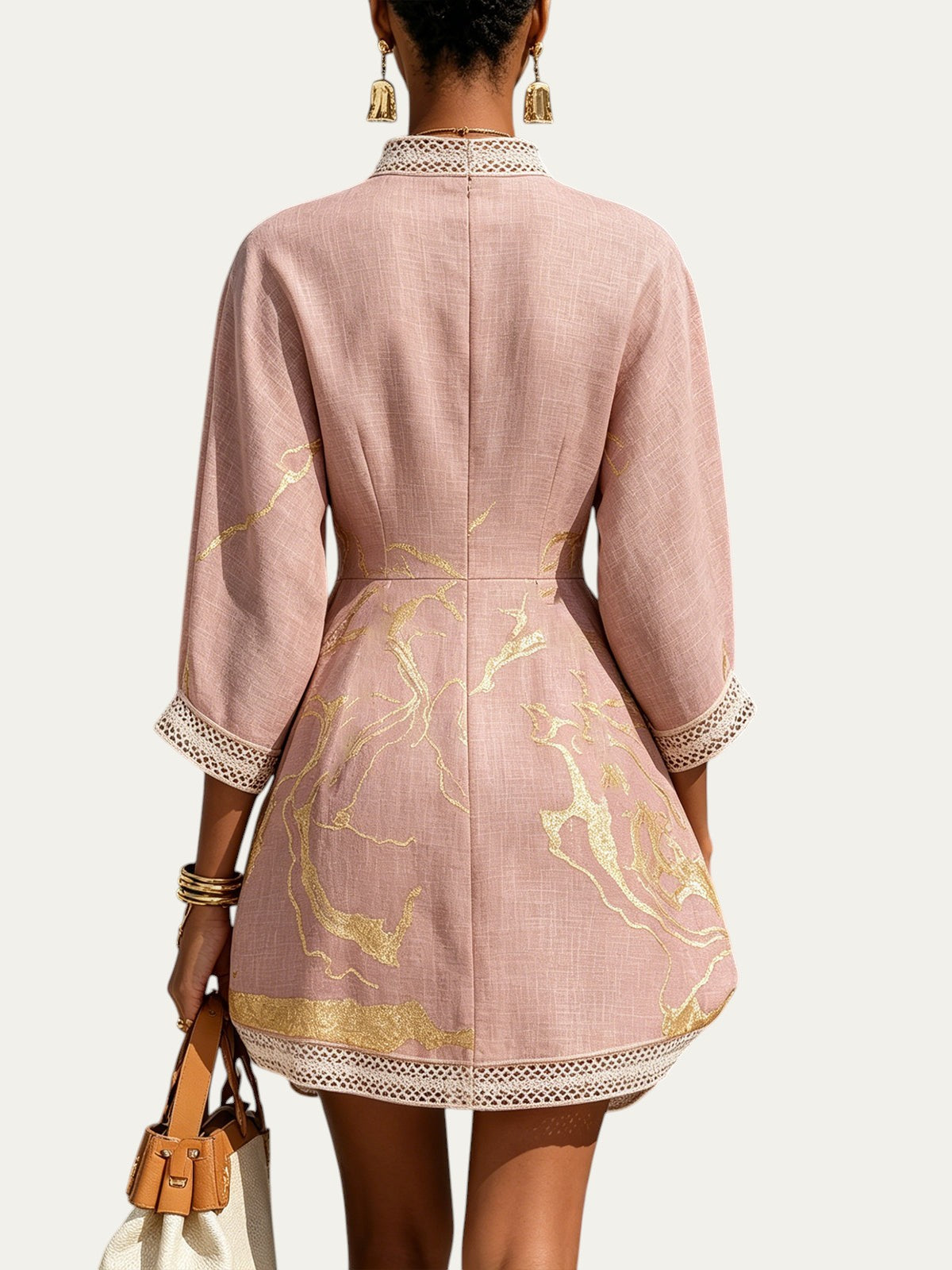 Minivestido rosa con estampado dorado y remates de encaje de ganchillo en dobladillo