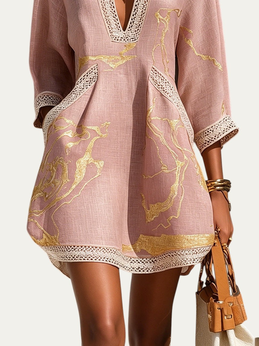 Minivestido rosa con estampado dorado y encaje de ganchillo en el escote en V