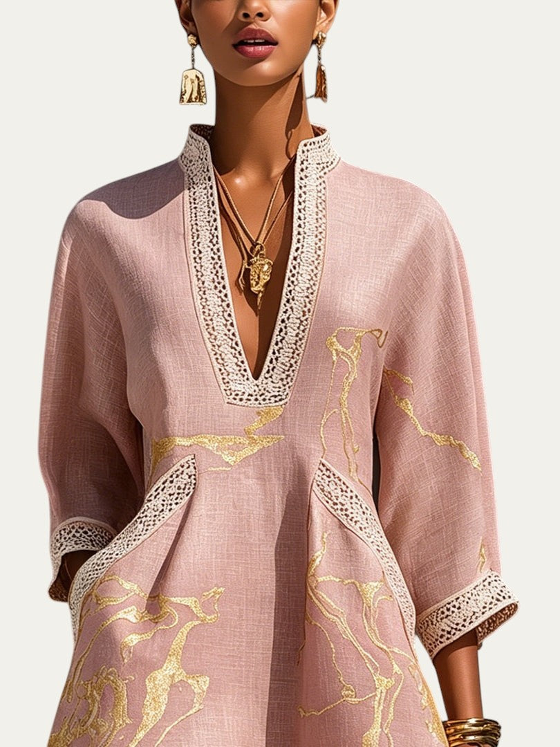 Minivestido rosa con estampado dorado y encaje de ganchillo en escote V