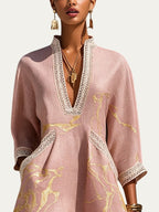 Minivestido rosa con estampado dorado y encaje de ganchillo en escote V
