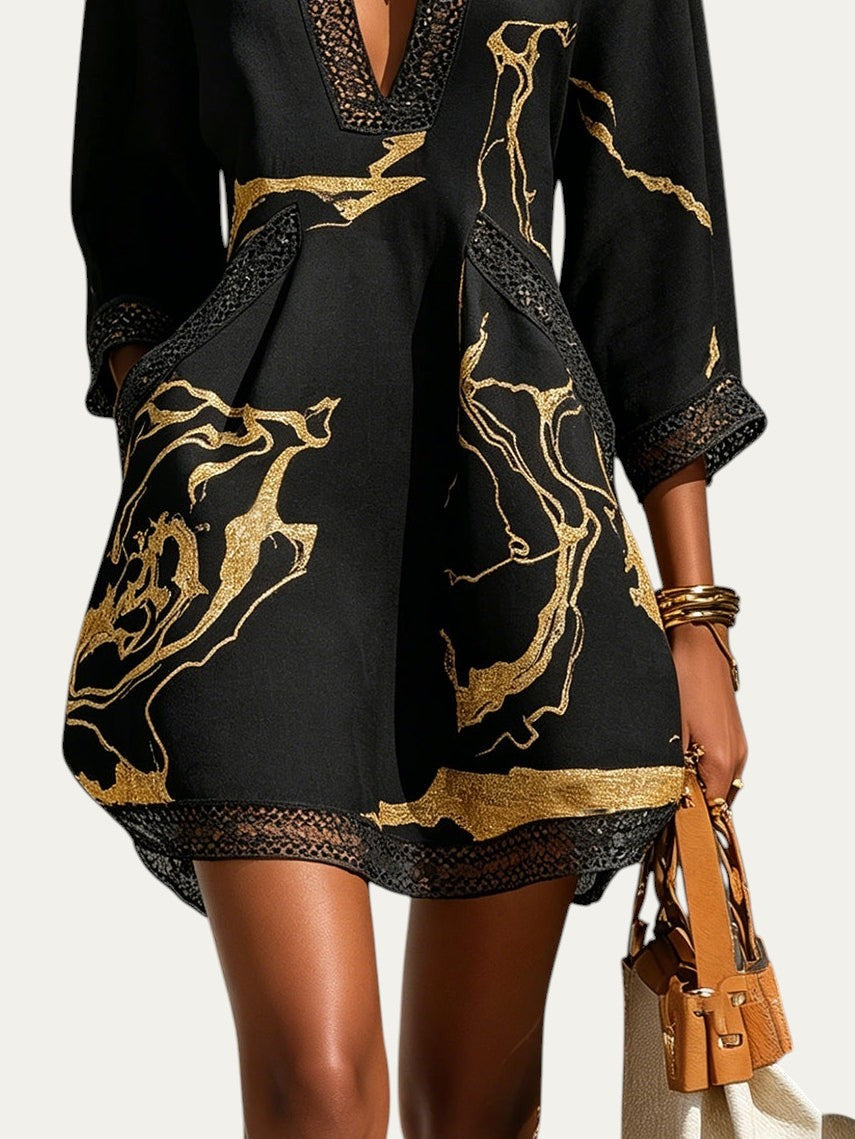 Minivestido negro con estampado dorado y borde de encaje crochet en el bajo