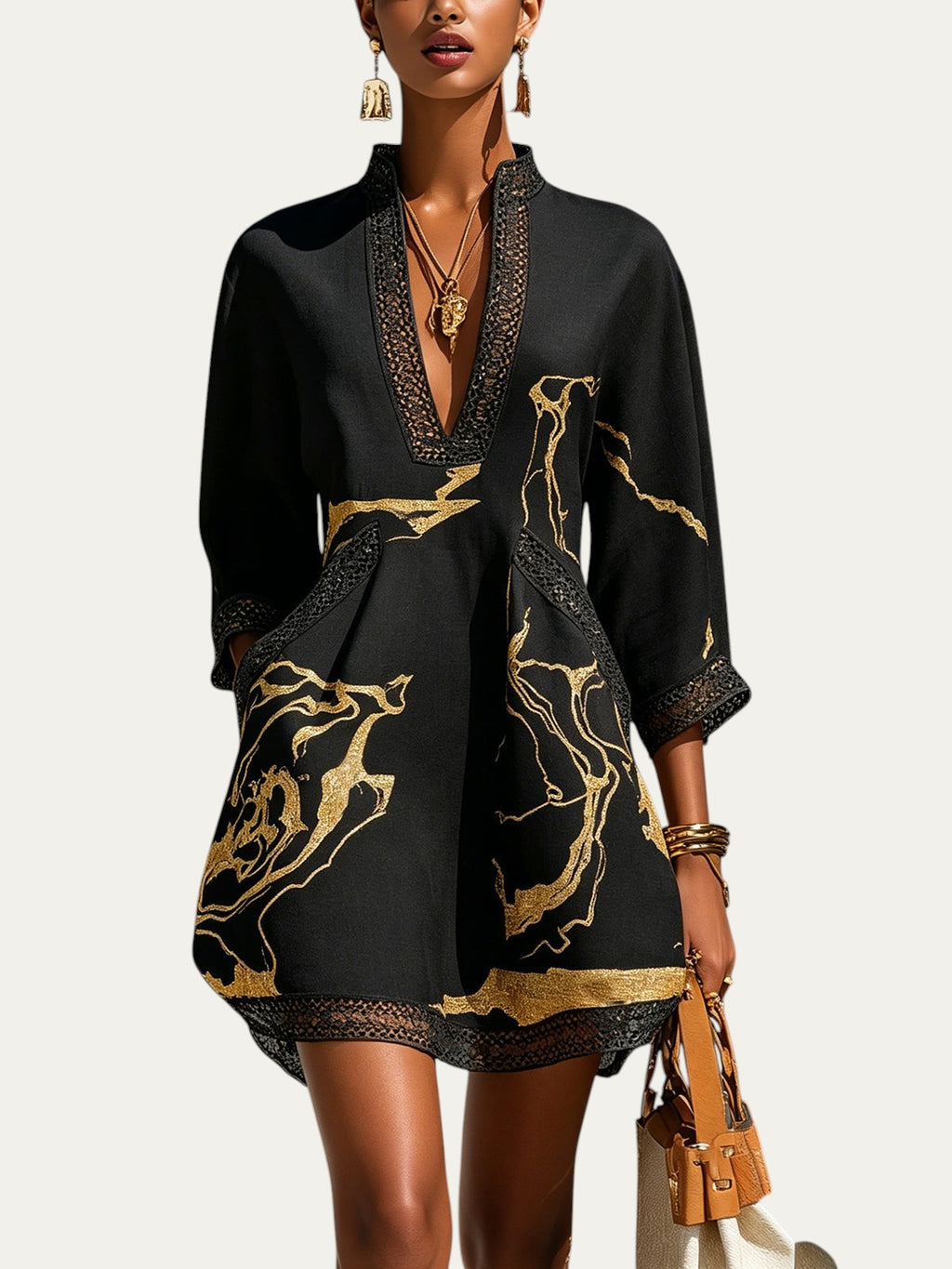 Minivestido negro con estampado dorado y encaje de crochet en el escote V