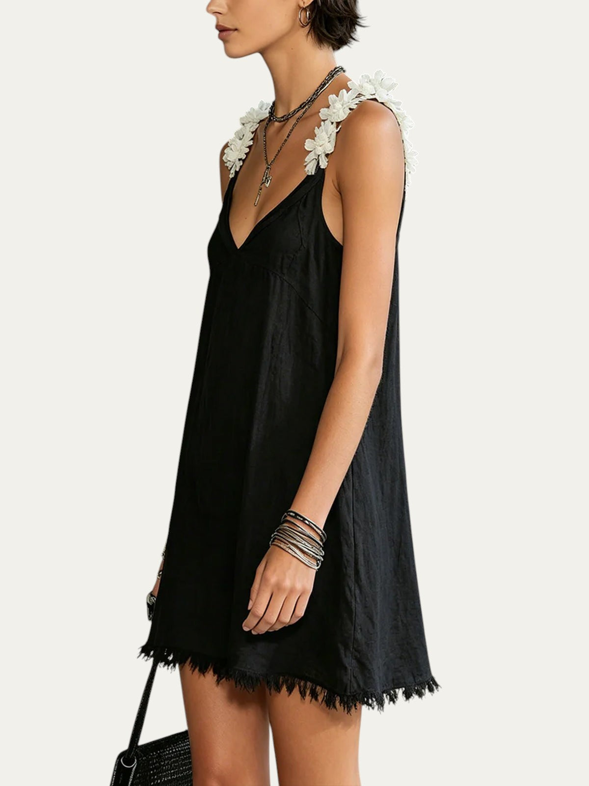 Minivestido negro sin mangas con escote en V y flores voluminosas en los tirantes