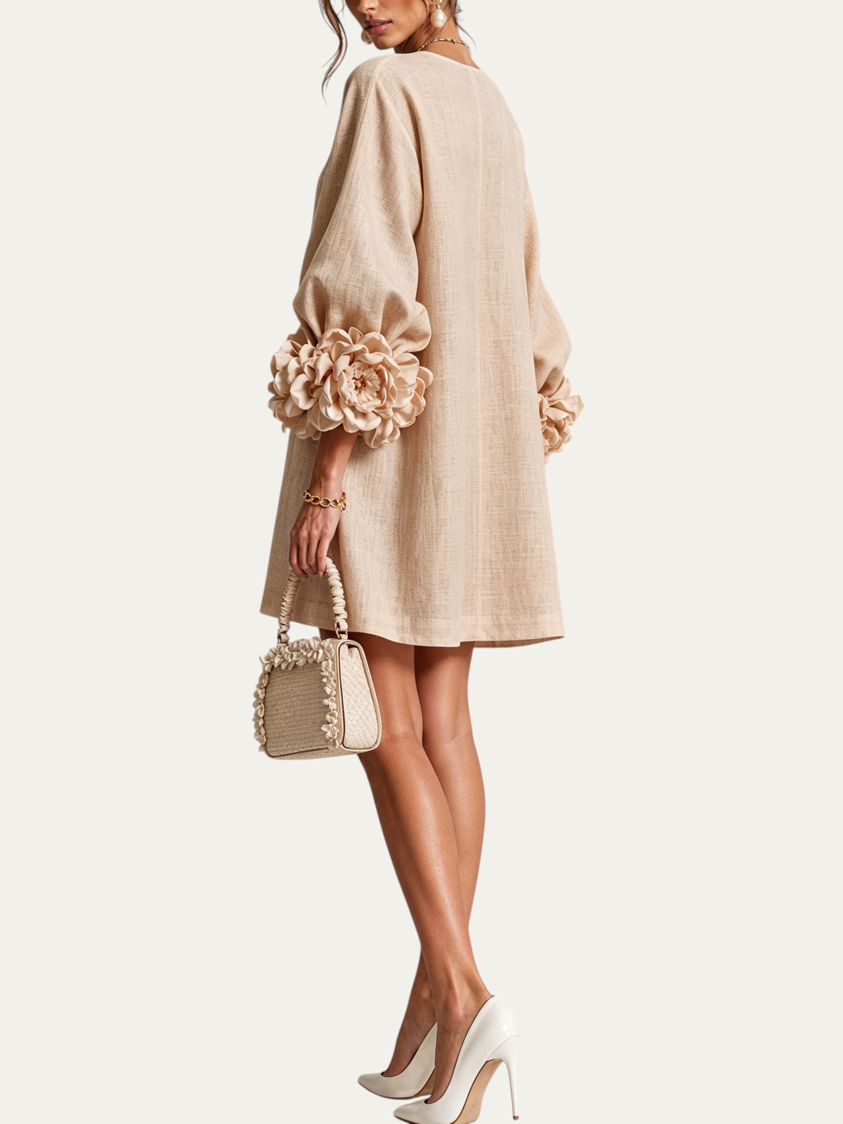 Minivestido beige de lino con puños florales abullonados y botones frontales con bordado