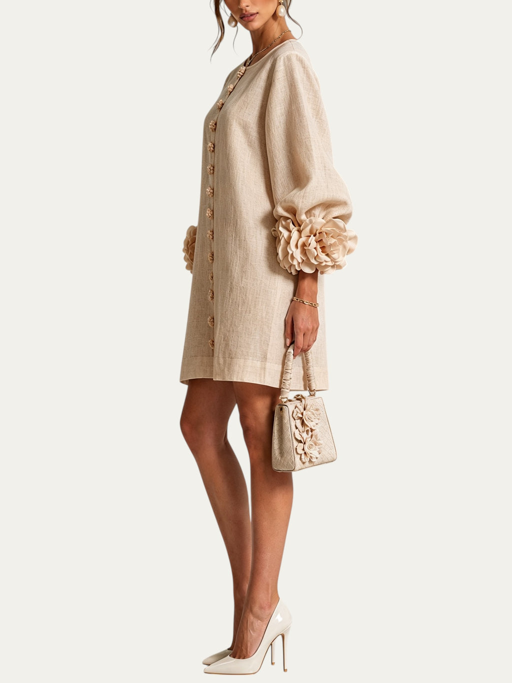 Minivestido beige de lino con botones y bordado floral, puños grandes en forma de flor