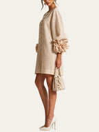 Minivestido beige de lino con botones y bordado floral, puños grandes en forma de flor