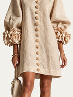 Minivestido beige de lino con bordado floral de botones y puños con flores, vista frontal