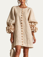 Minivestido corto de lino beige con botones y puños con flores