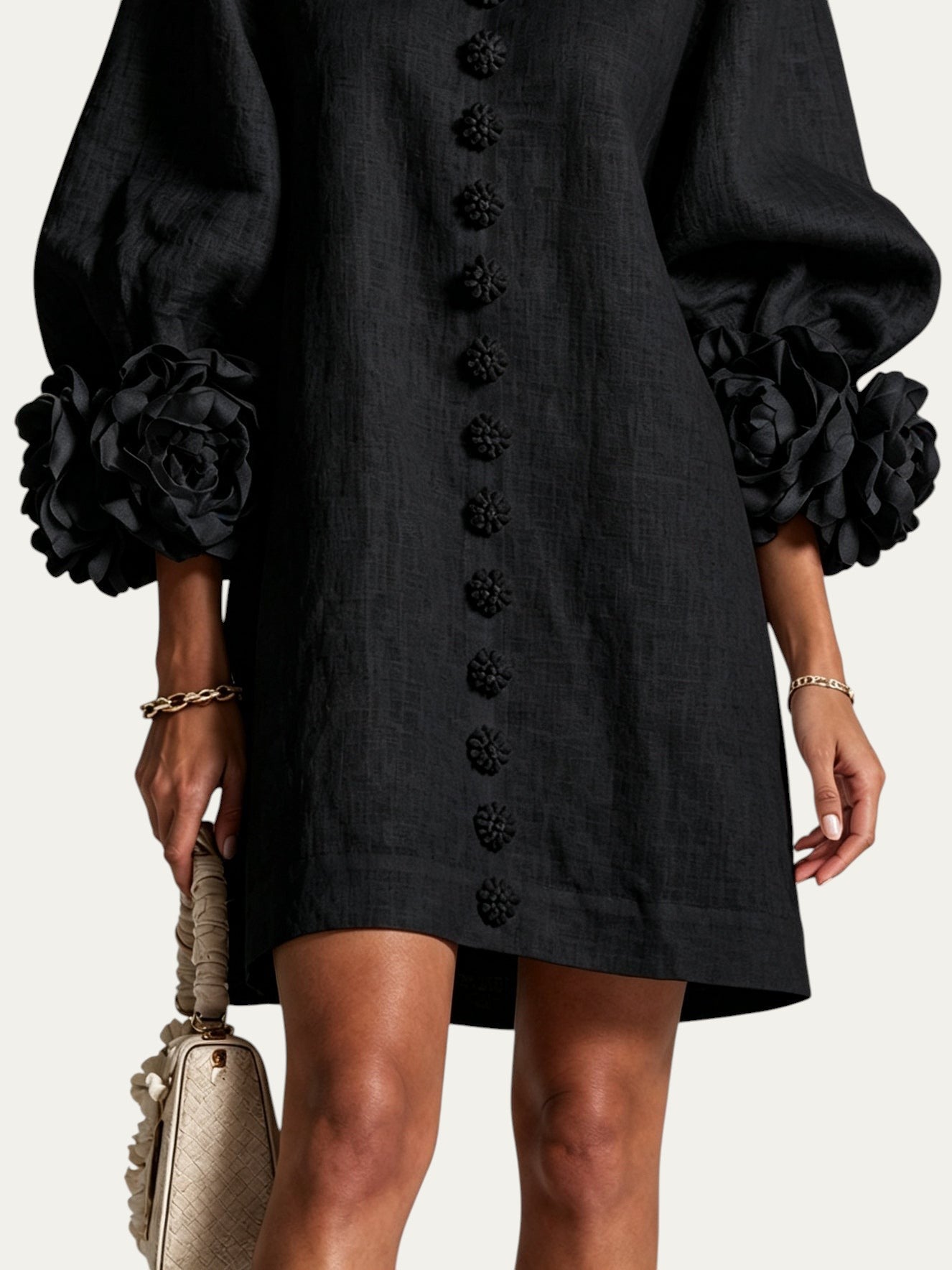 Minivestido negro: botones delanteros y puños con apliques de rosas grandes