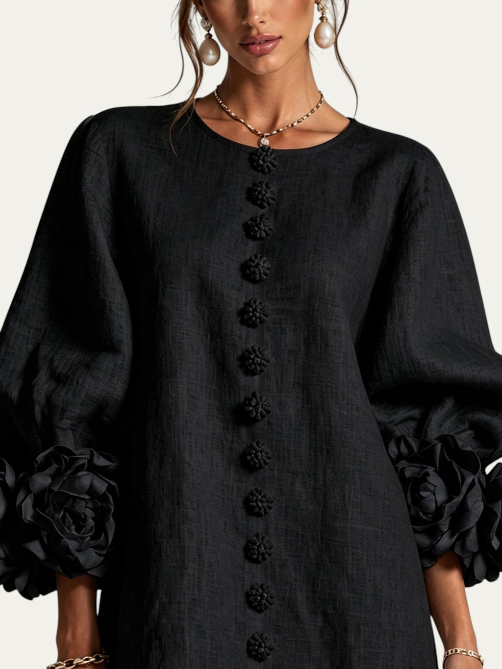 Minivestido negro con botones y puños florales tipo rosas