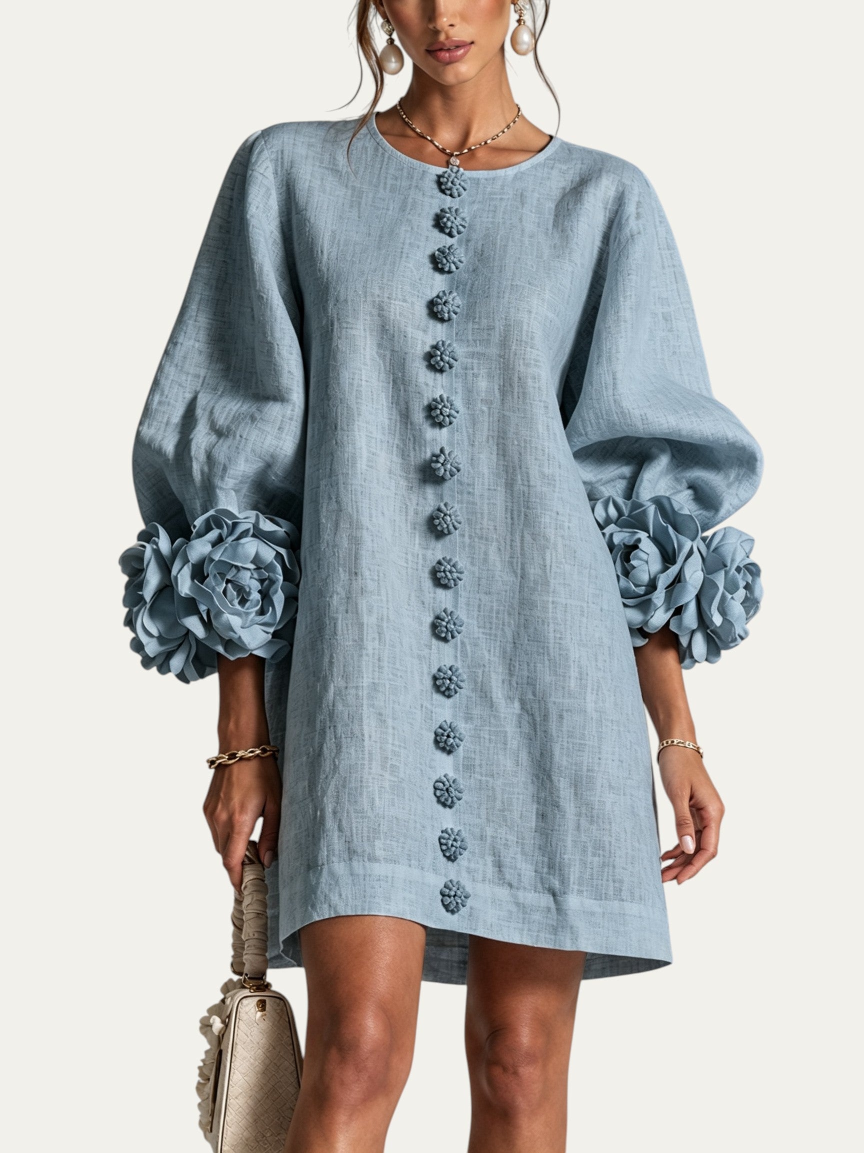 Minivestido corto de lino azul empolvado con botones y puños con flores