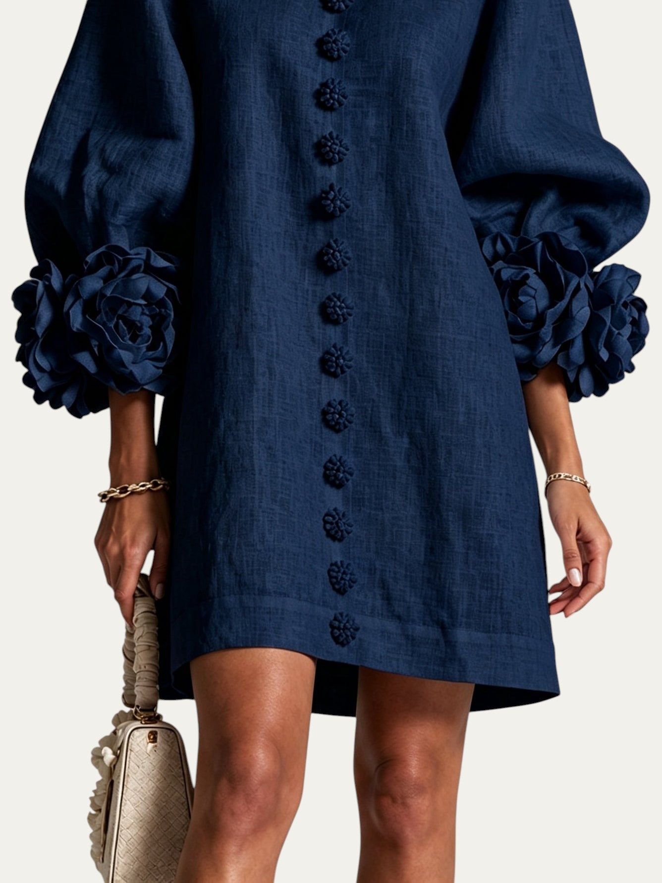 Minivestido azul marino corto con botones frontales, estampado floral y puños de flor