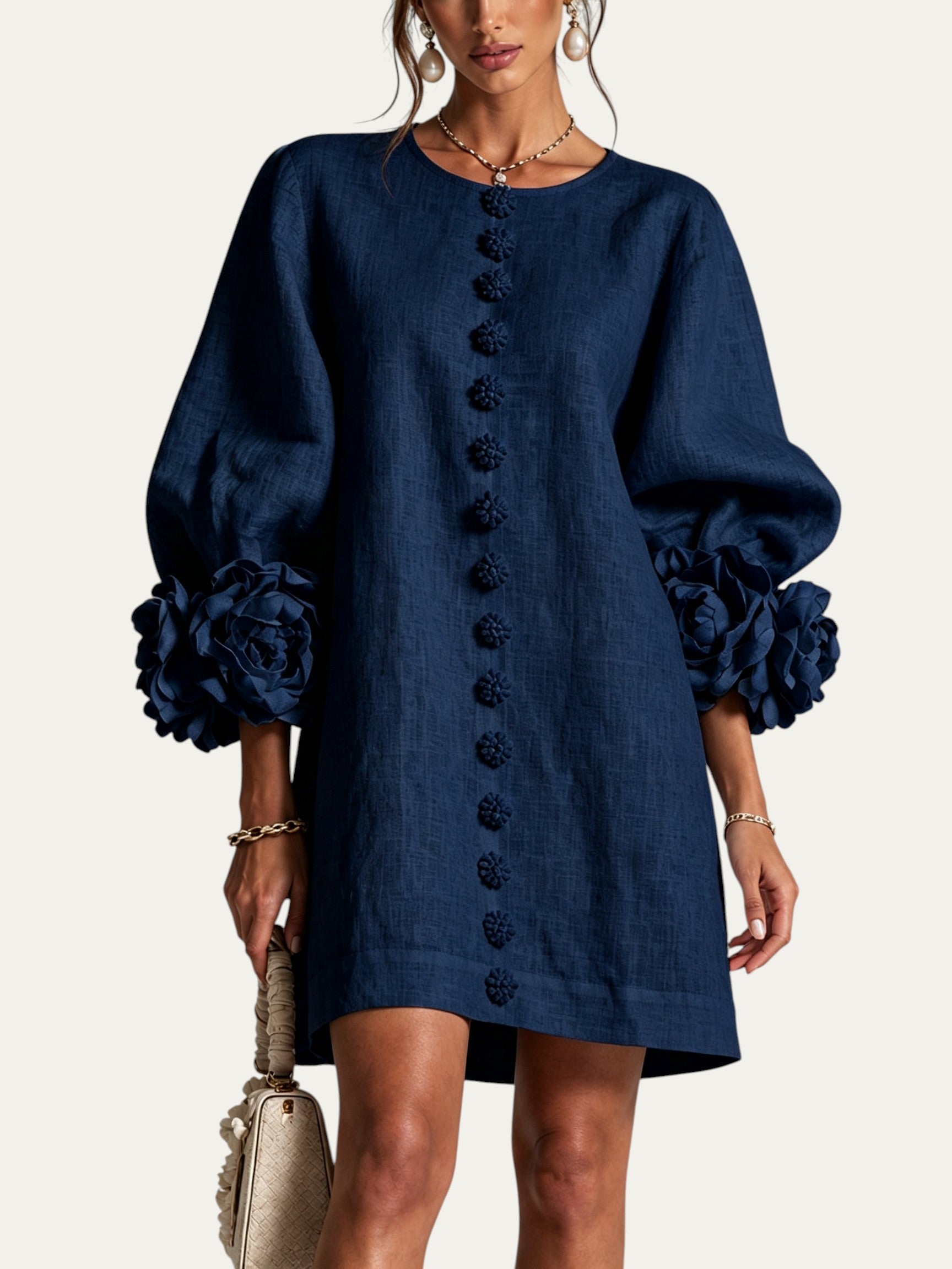 Minivestido azul marino con botones frontales y puños grandes tipo flor