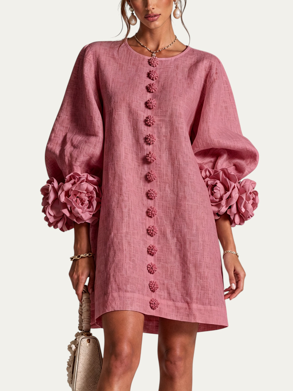Minivestido corto de lino rosa con botones decorativos y puños con flores 3D