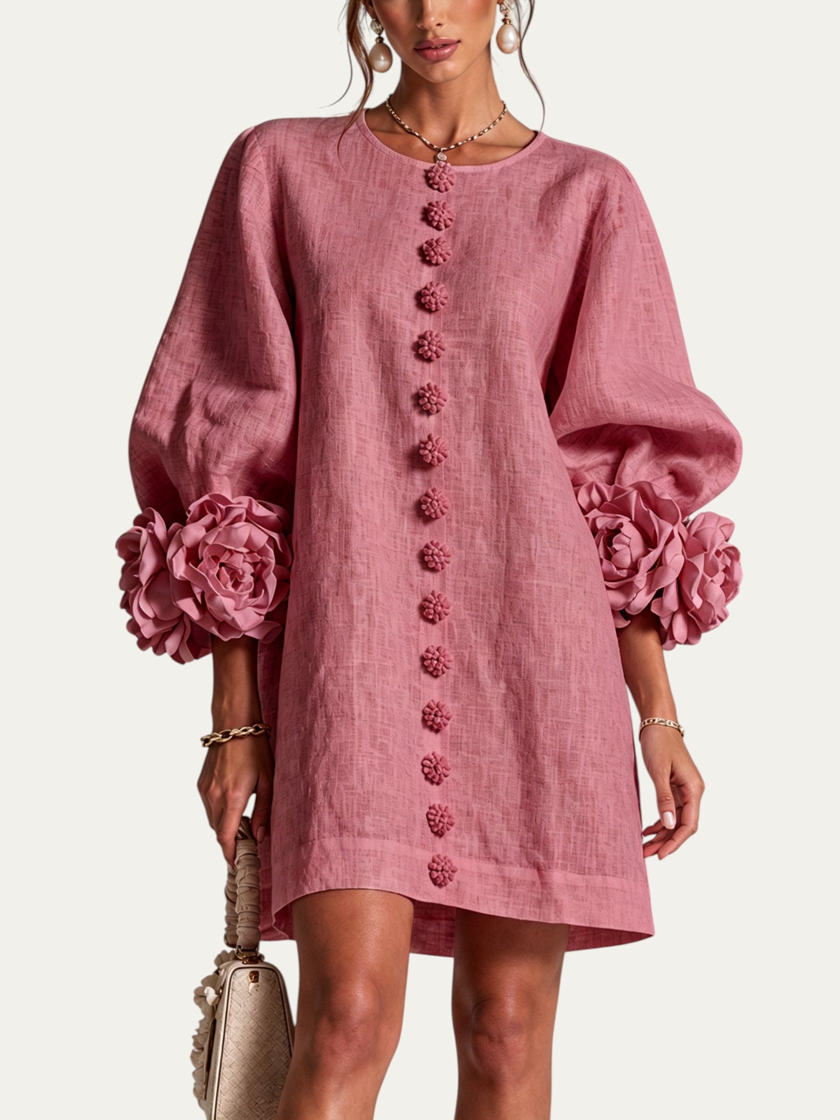 Minivestido corto de lino rosa con botones decorativos y puños con flores 3D