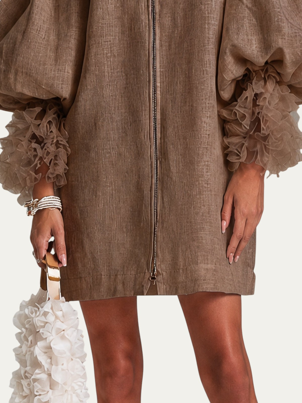 Minivestido marrón con cremallera frontal y puños de volantes; dobladillo recto