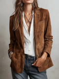 Blazer de ante marrón con solapa, botones y bolsillos delanteros.
