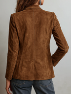 Blazer de ante marrón en la espalda, corte entallado y costuras marcadas.