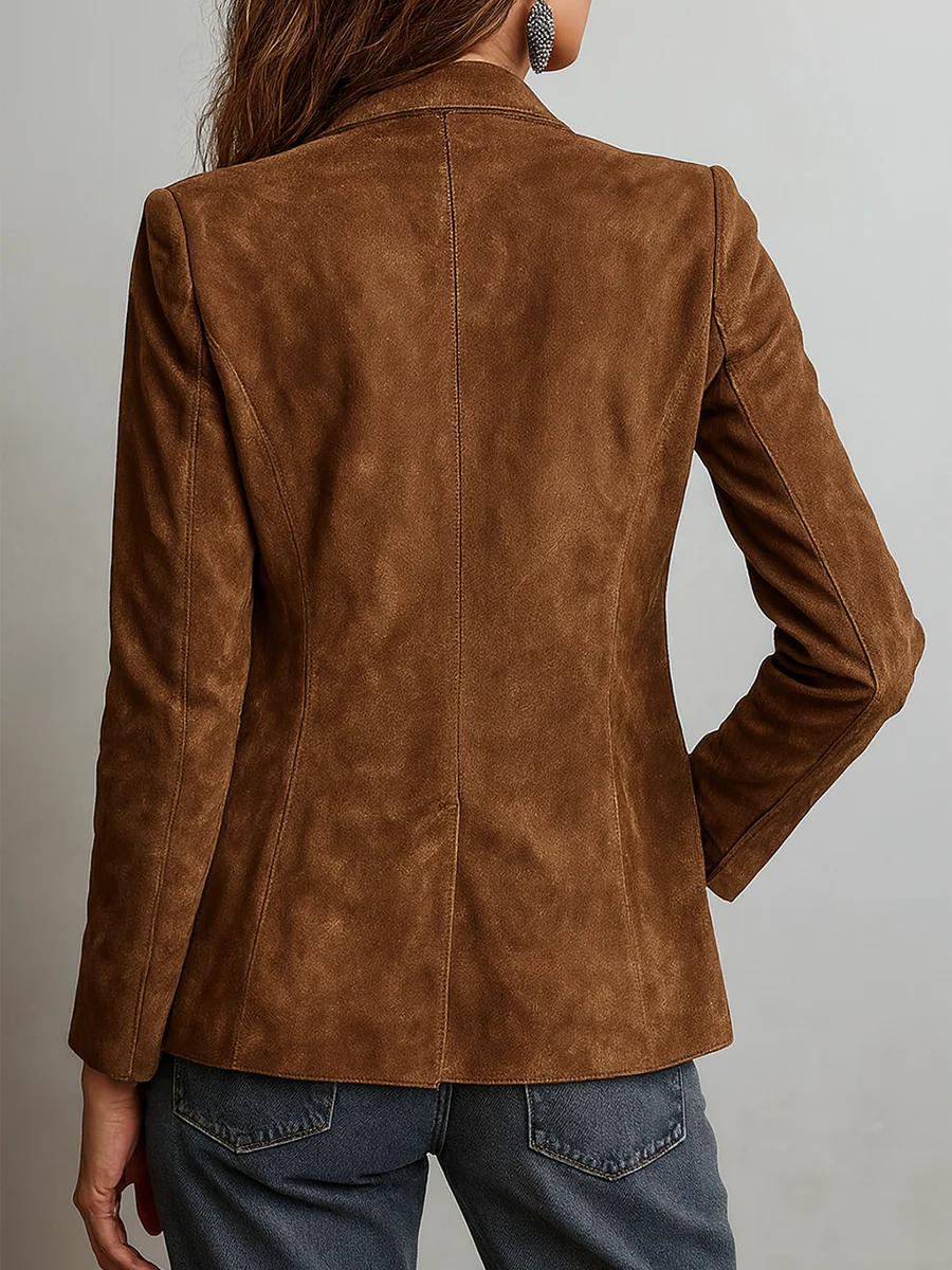 Blazer de ante marrón en la espalda, corte entallado y costuras marcadas.