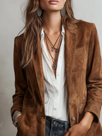 Blazer de ante marrón con bolsillo en el pecho, botones y manga larga.